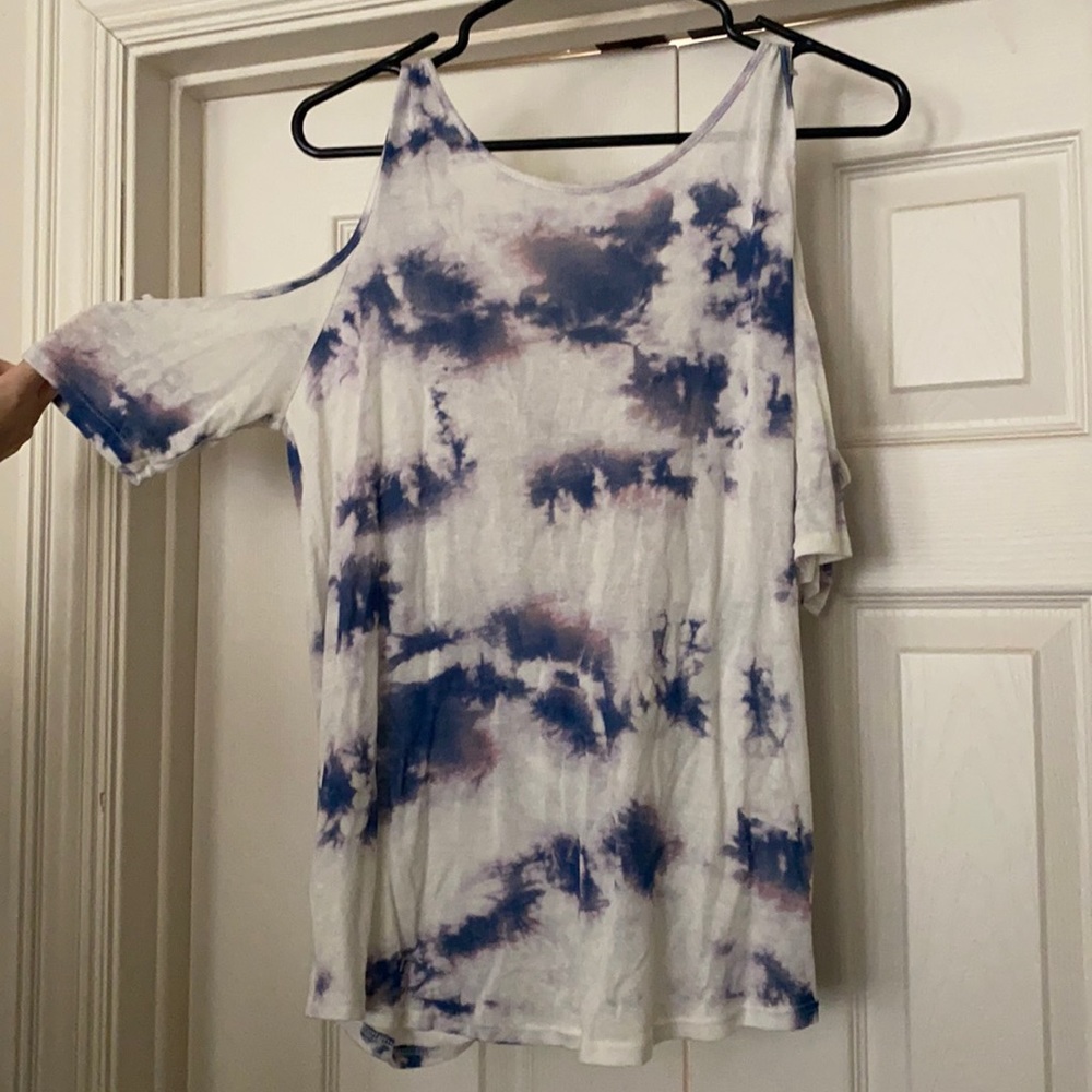 Cute buckle top with tags